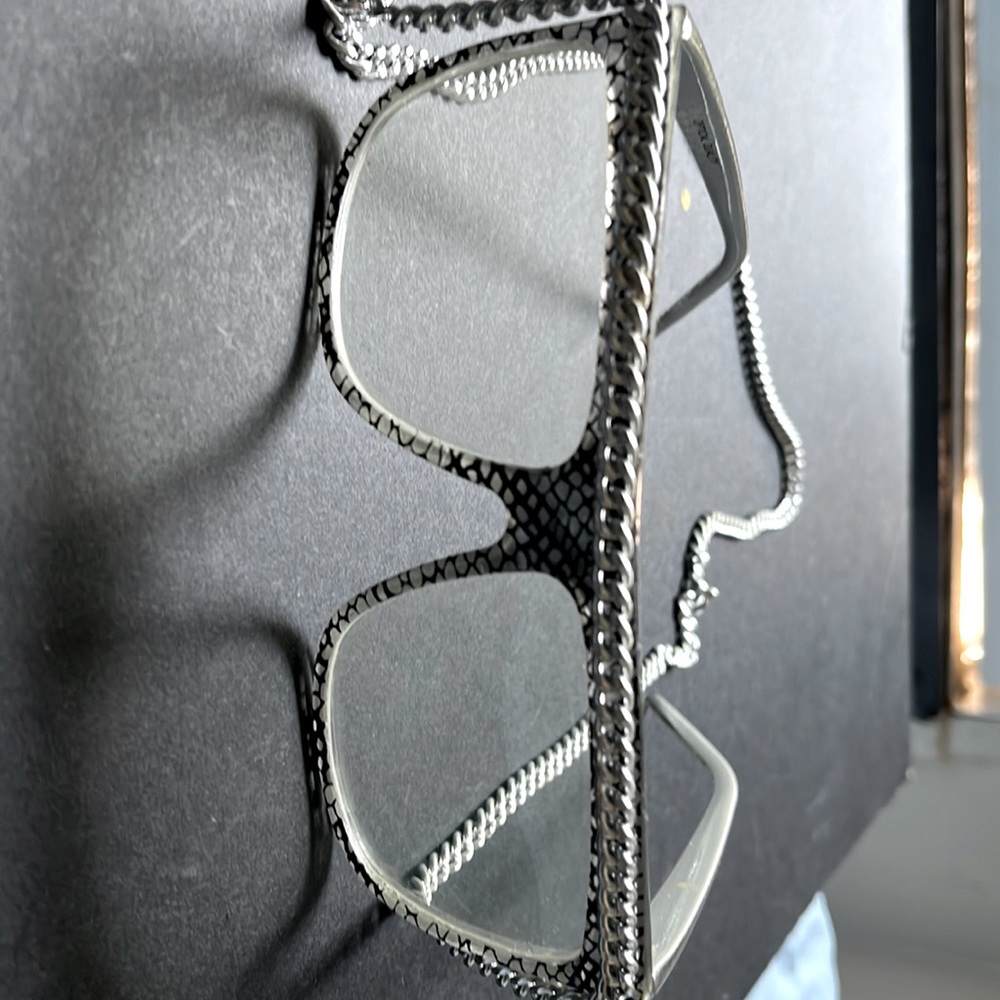 Eyewear with snakesprint detail w metal chain.